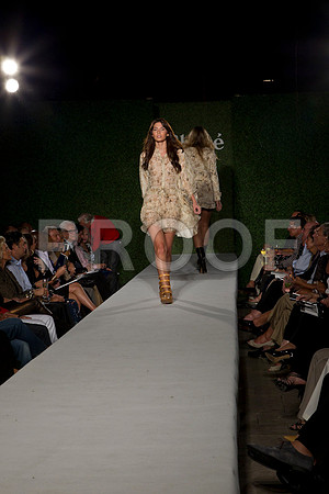 7016_DG_CLOE_FASHION_FISHER_11282011_AL1B3005