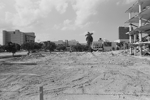 AZ2223-R1-E077