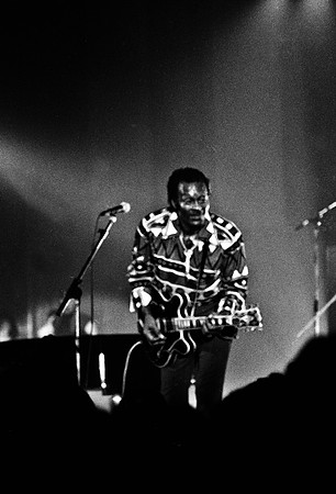 2511_FM_BW_35MM_CW_CHUCK_BERRY_CONCERT_1990_013