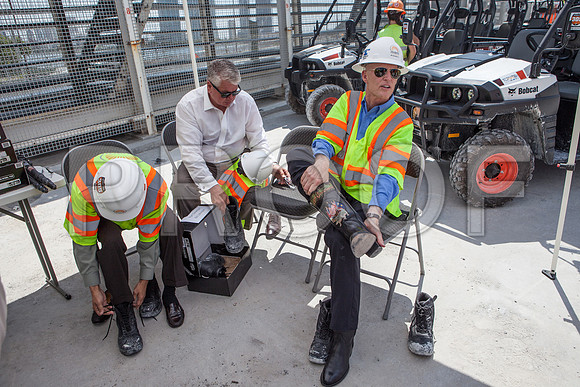 20120614-DG_Govenor_Rick_Scott_Visite_MT_Miami_FL_IMG-6423