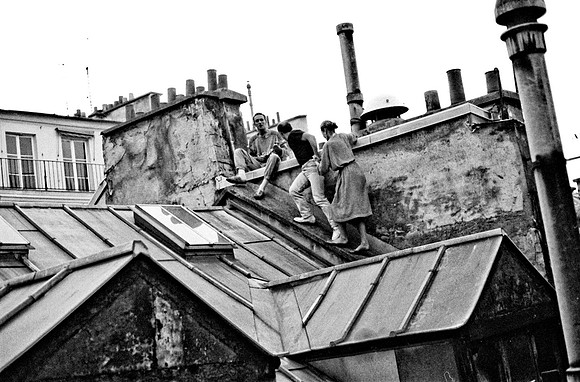 2528_FM_BW_35MM_CW_LES_TOITS_DES_FOLES_1986_006
