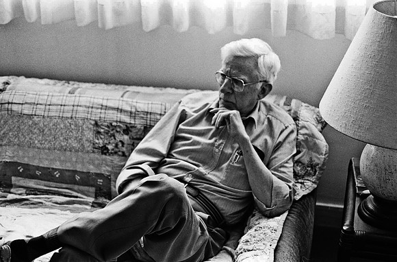2516_FM_BW_35MM_CW_FOLES_1988_004