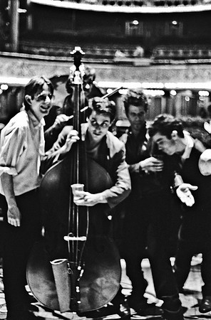 2510_FM_BW_35MM_CW_TOM_WAITS_CONCERT_PARIS_1985_008