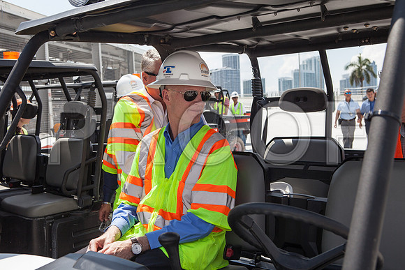 20120614-DG_Govenor_Rick_Scott_Visite_MT_Miami_FL_IMG-6443