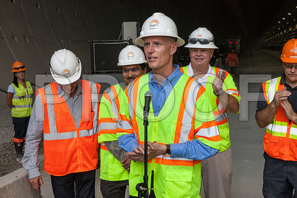 20120614-DG_Govenor_Rick_Scott_Visite_MT_Miami_FL_IMG-7084
