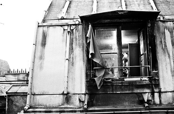2528_FM_BW_35MM_CW_LES_TOITS_DES_FOLES_1986_010