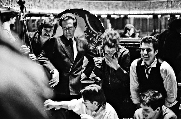 2510_FM_BW_35MM_CW_TOM_WAITS_CONCERT_PARIS_1985_006