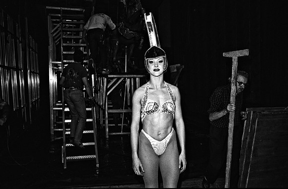 2519_FM_BW_35MM_CW_FOLES_JAN_1992_030