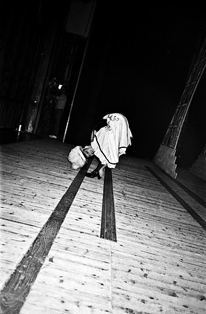 2528_FM_BW_35MM_CW_LES_TOITS_DES_FOLES_1986_019