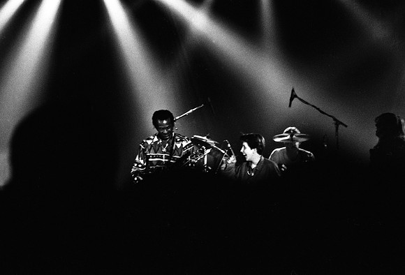 2511_FM_BW_35MM_CW_CHUCK_BERRY_CONCERT_1990_004