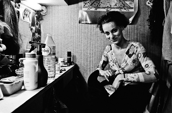 2522_FM_BW_35MM_CW_FOLES_BERGERE_1989_005