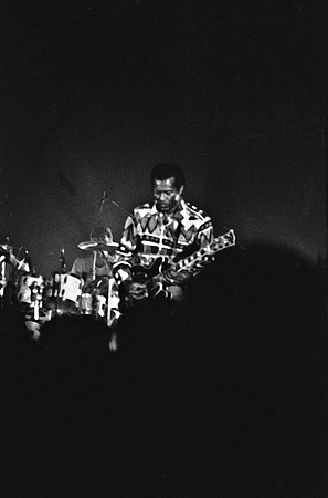 2511_FM_BW_35MM_CW_CHUCK_BERRY_CONCERT_1990_022