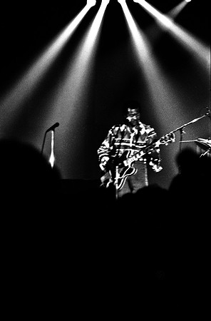 2511_FM_BW_35MM_CW_CHUCK_BERRY_CONCERT_1990_017