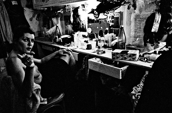 2522_FM_BW_35MM_CW_FOLES_BERGERE_1989_033
