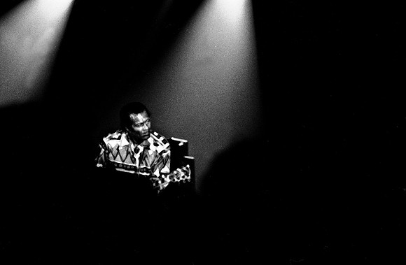 2511_FM_BW_35MM_CW_CHUCK_BERRY_CONCERT_1990_023