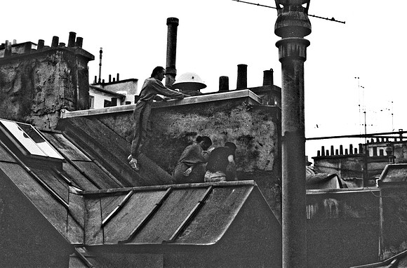 2528_FM_BW_35MM_CW_LES_TOITS_DES_FOLES_1986_012