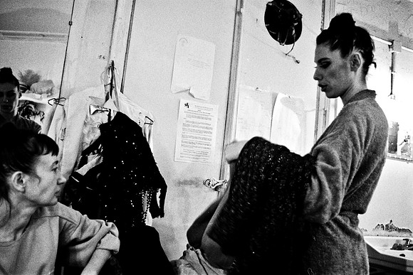 2519_FM_BW_35MM_CW_FOLES_JAN_1992_021