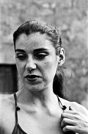 2528_FM_BW_35MM_CW_LES_TOITS_DES_FOLES_1986_015