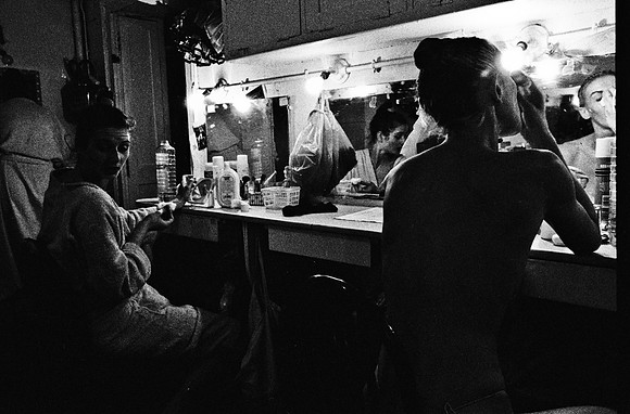 2522_FM_BW_35MM_CW_FOLES_BERGERE_1989_022