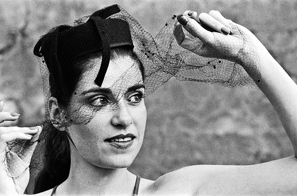 2528_FM_BW_35MM_CW_LES_TOITS_DES_FOLES_1986_014