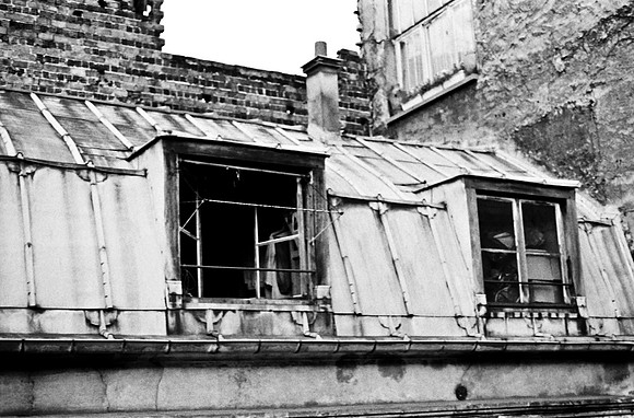 2528_FM_BW_35MM_CW_LES_TOITS_DES_FOLES_1986_008