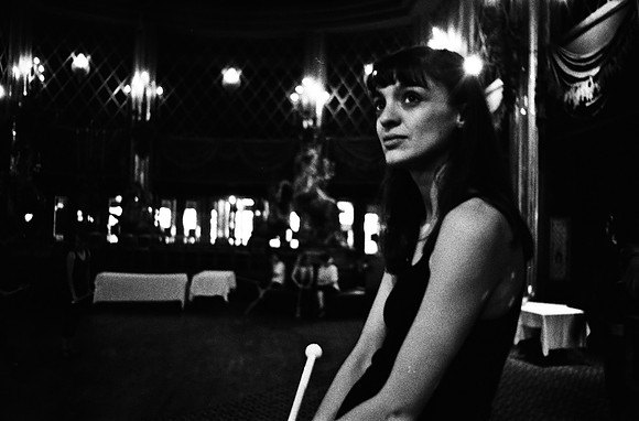 2523_FM_BW_35MM_CW_FOLES_JAN_1991_6