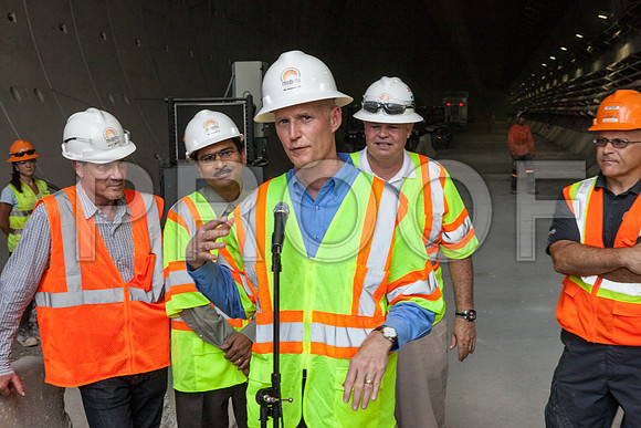 20120614-DG_Govenor_Rick_Scott_Visite_MT_Miami_FL_IMG-7088