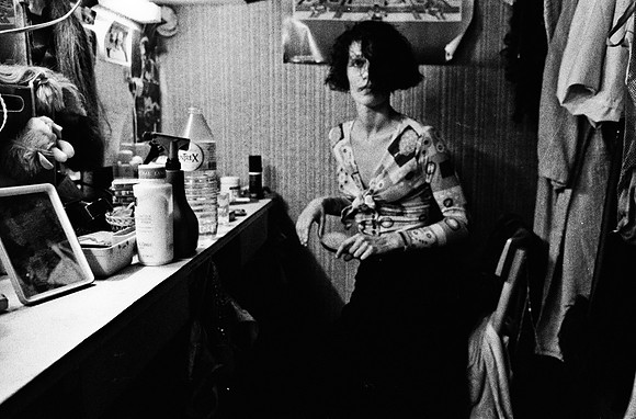 2522_FM_BW_35MM_CW_FOLES_BERGERE_1989_004