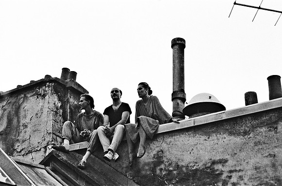 2528_FM_BW_35MM_CW_LES_TOITS_DES_FOLES_1986_007