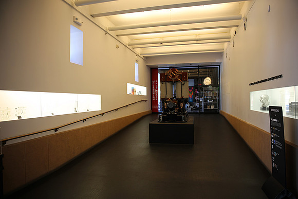 20150225_Wolfsonian_Museum_nick_Table_9C7C0109