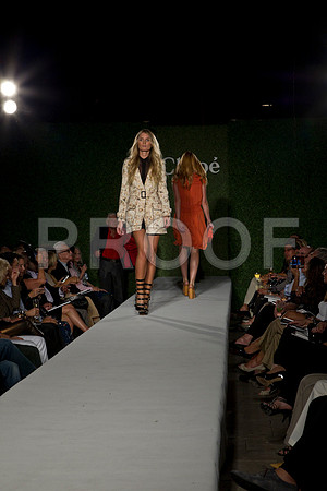 7016_DG_CLOE_FASHION_FISHER_11282011_AL1B2982