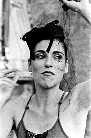 2528_FM_BW_35MM_CW_LES_TOITS_DES_FOLES_1986_013
