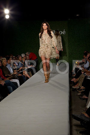 7016_DG_CLOE_FASHION_FISHER_11282011_AL1B3006