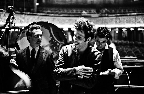 2510_FM_BW_35MM_CW_TOM_WAITS_CONCERT_PARIS_1985_004